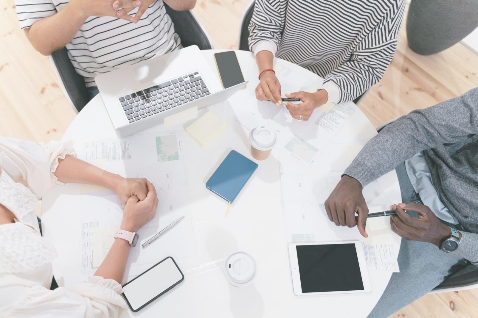 Espace de travail moderne avec analyses financières